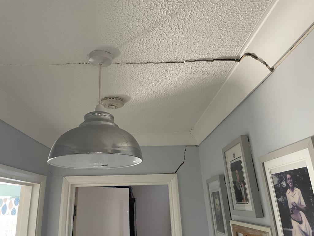 Lot: 166 - WELL-PRESENTED BUNGALOW FOR STRUCTURAL REPAIR - Visible cracks in hallway